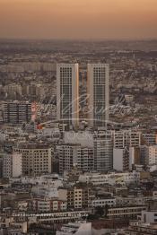 Image du Maroc Professionnelle de  Vue du minaret de la Mosquée Hassan II, cette image nous offre au premier plan le quartier Bourgogne et derrière les deux building du Twin Center à leur droite le quartier Mâarif et à gauche Derb Ghalef ainsi que le quartier des hôpitaux de Casablanca, Lundi 12 Janvier 2009. (Photo / Abdeljalil Bounhar)

